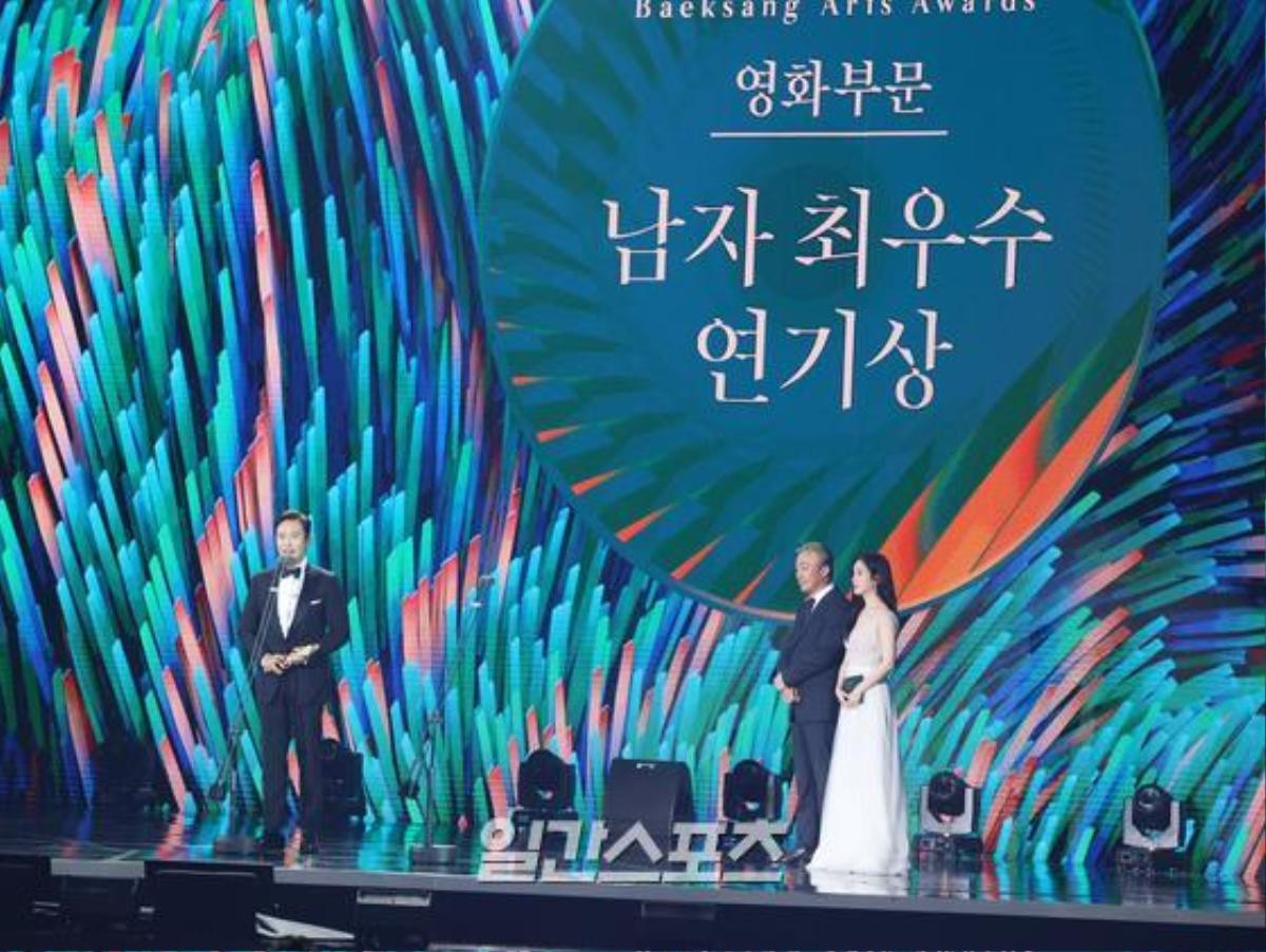 Sân khấu 'Baeksang 2020': Han Ji Min khoe vòng một quyến rũ, Kim Soo Hyun điển trai, Im Siwan tình tứ nắm tay Kim Yoo Jung Ảnh 7