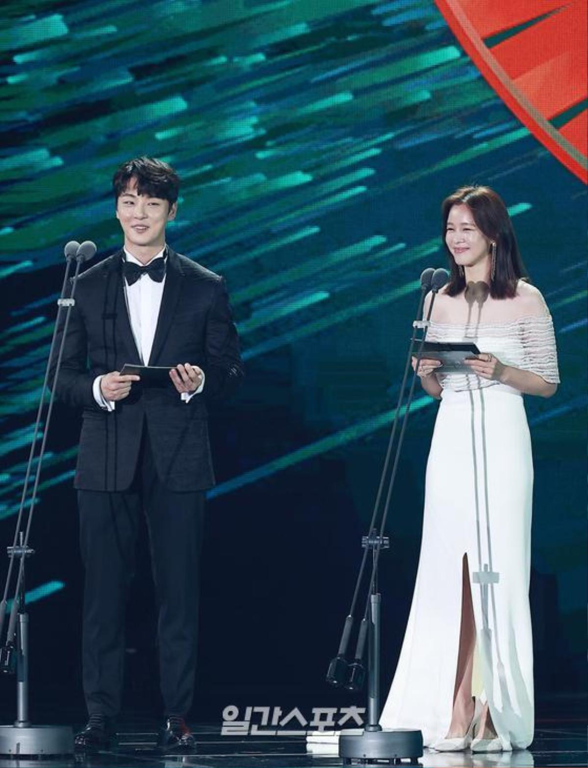 Sân khấu 'Baeksang 2020': Han Ji Min khoe vòng một quyến rũ, Kim Soo Hyun điển trai, Im Siwan tình tứ nắm tay Kim Yoo Jung Ảnh 17