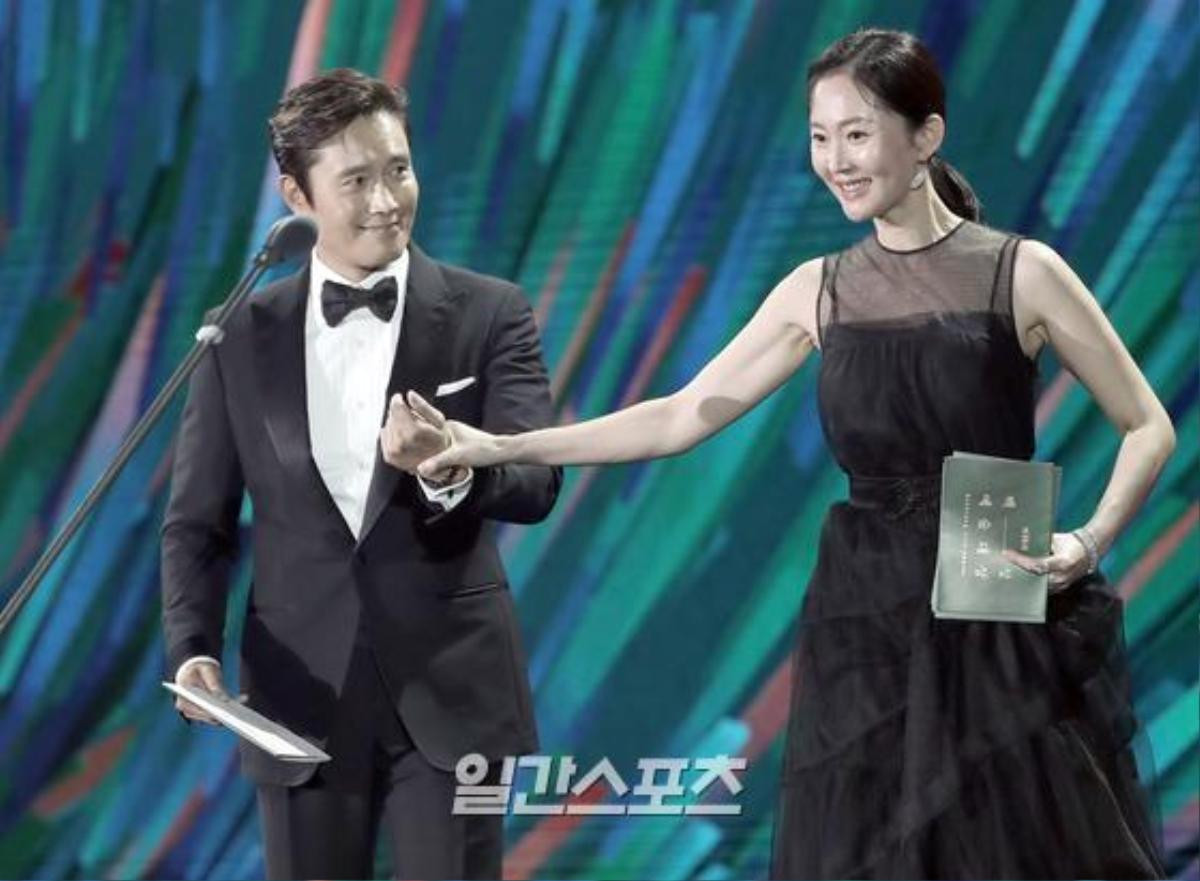 Sân khấu 'Baeksang 2020': Han Ji Min khoe vòng một quyến rũ, Kim Soo Hyun điển trai, Im Siwan tình tứ nắm tay Kim Yoo Jung Ảnh 27