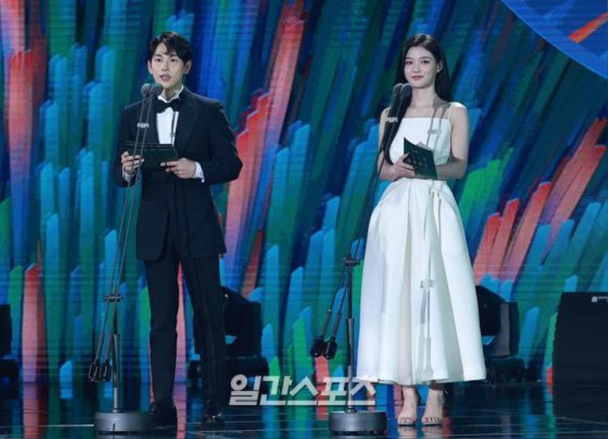 Sân khấu 'Baeksang 2020': Han Ji Min khoe vòng một quyến rũ, Kim Soo Hyun điển trai, Im Siwan tình tứ nắm tay Kim Yoo Jung Ảnh 15