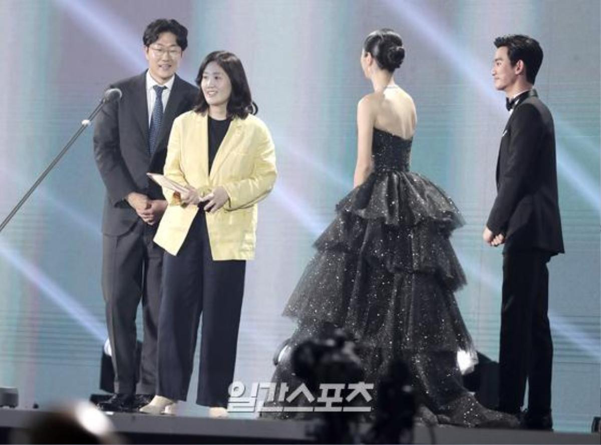 Sân khấu 'Baeksang 2020': Han Ji Min khoe vòng một quyến rũ, Kim Soo Hyun điển trai, Im Siwan tình tứ nắm tay Kim Yoo Jung Ảnh 11