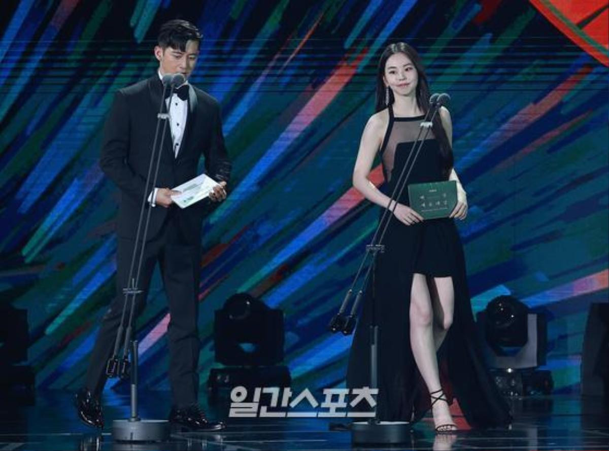 Sân khấu 'Baeksang 2020': Han Ji Min khoe vòng một quyến rũ, Kim Soo Hyun điển trai, Im Siwan tình tứ nắm tay Kim Yoo Jung Ảnh 25