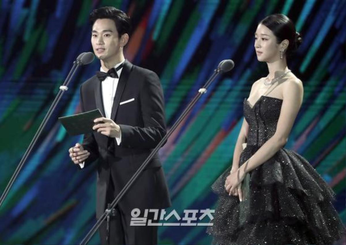 Sân khấu 'Baeksang 2020': Han Ji Min khoe vòng một quyến rũ, Kim Soo Hyun điển trai, Im Siwan tình tứ nắm tay Kim Yoo Jung Ảnh 13