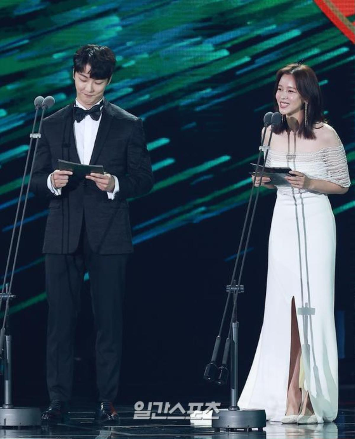 Sân khấu 'Baeksang 2020': Han Ji Min khoe vòng một quyến rũ, Kim Soo Hyun điển trai, Im Siwan tình tứ nắm tay Kim Yoo Jung Ảnh 18