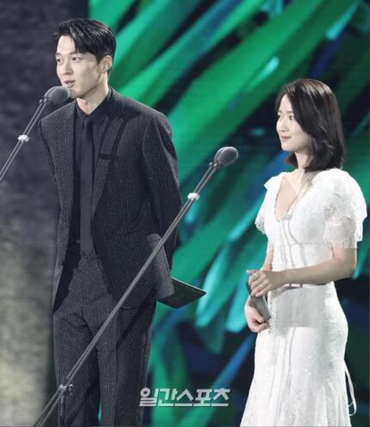 Sân khấu 'Baeksang 2020': Han Ji Min khoe vòng một quyến rũ, Kim Soo Hyun điển trai, Im Siwan tình tứ nắm tay Kim Yoo Jung Ảnh 19