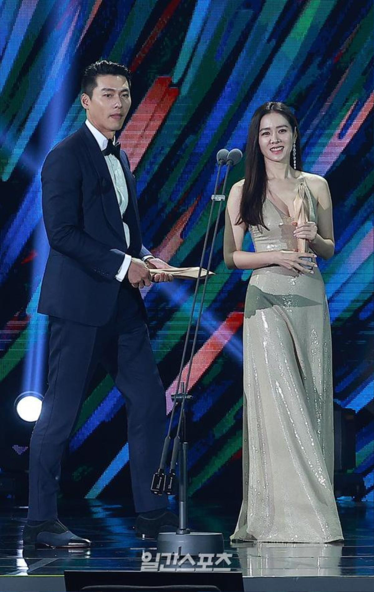 Kết quả 'Baeksang 2020': Kang Ha Neul - Kim Hee Ae thắng lớn, Son Ye Jin - Hyun Bin được yêu thích nhất Ảnh 30