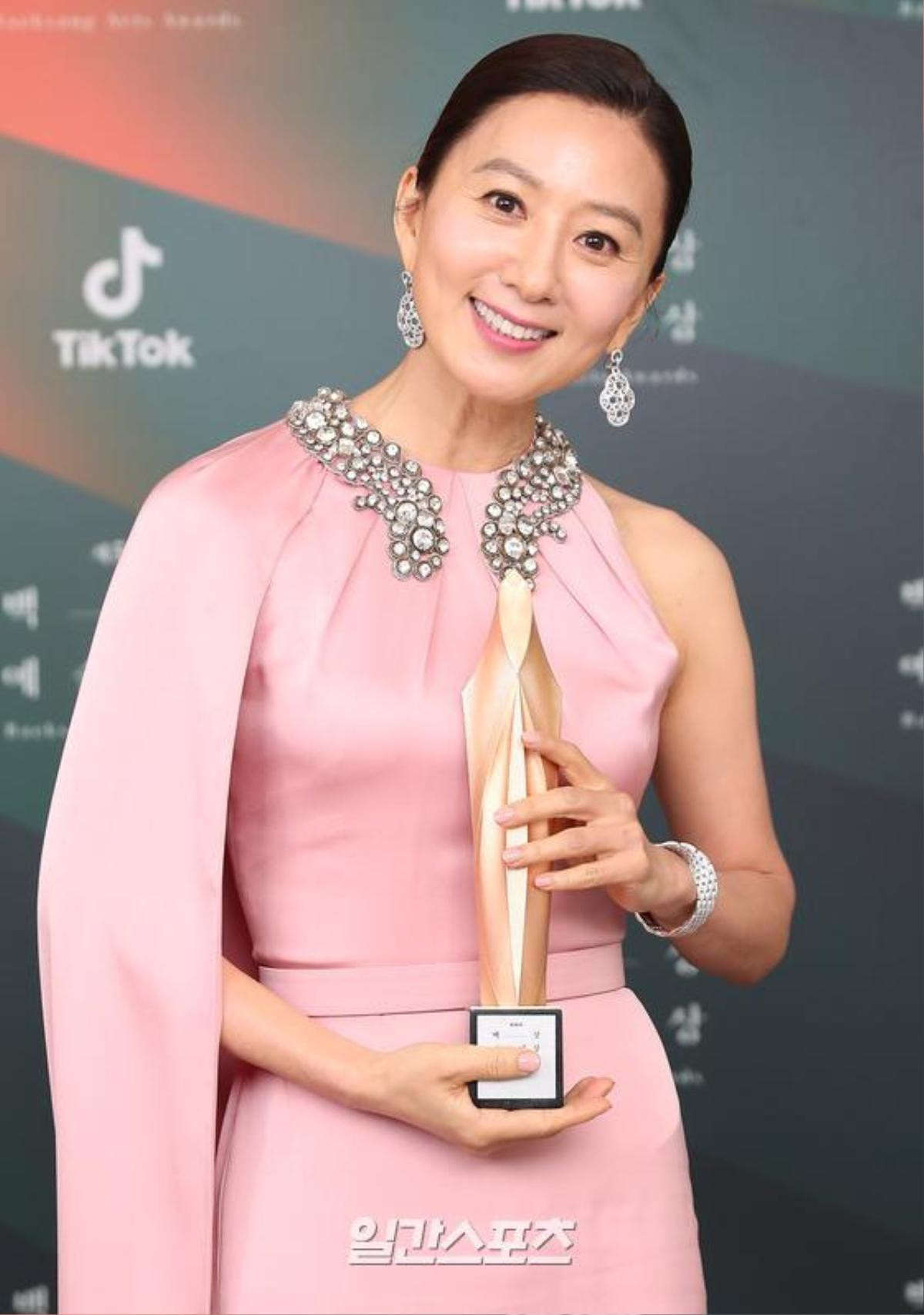 Kết quả 'Baeksang 2020': Kang Ha Neul - Kim Hee Ae thắng lớn, Son Ye Jin - Hyun Bin được yêu thích nhất Ảnh 9