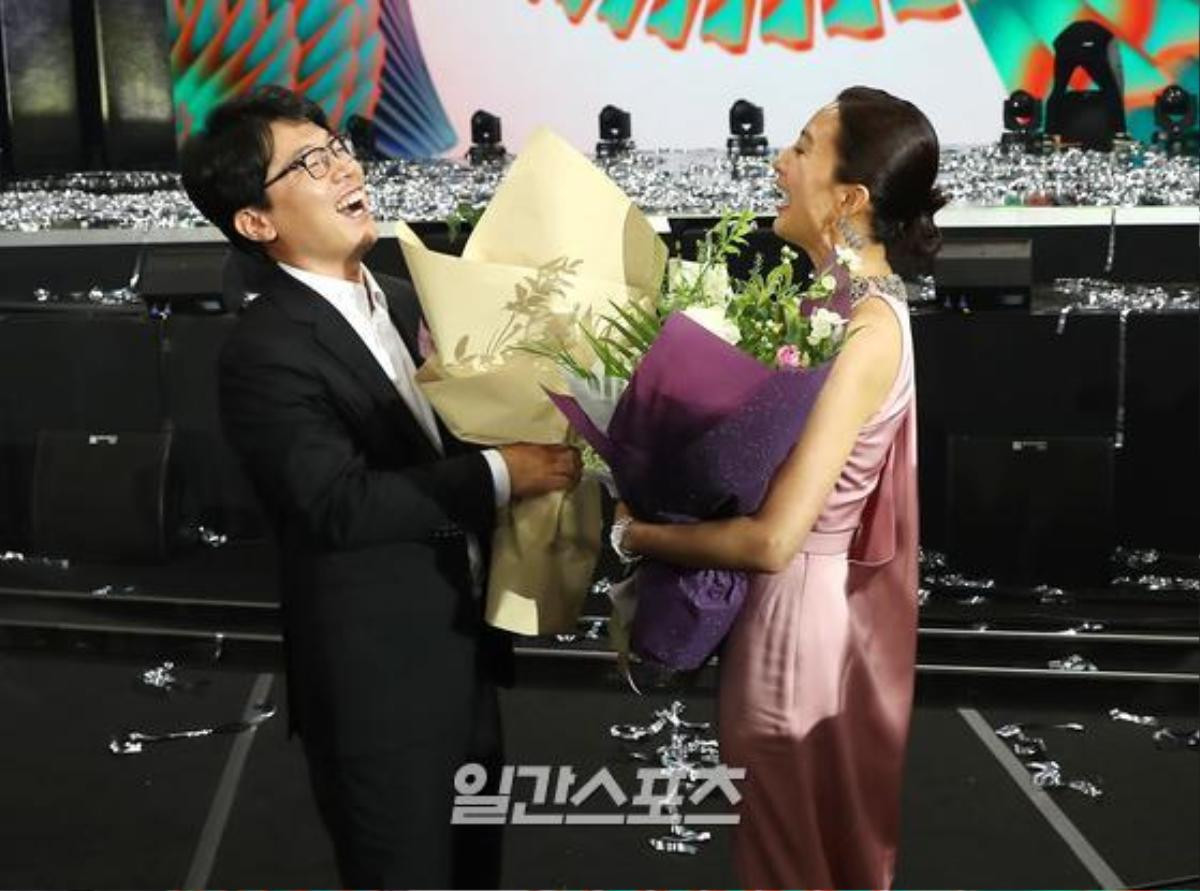 Trọn khoảnh khắc tại 'Baeksang 2020': Son Ye Jin 'bơ đẹp' Jung Hae In, ngọt ngào nhìn lén Hyun Bin Ảnh 53