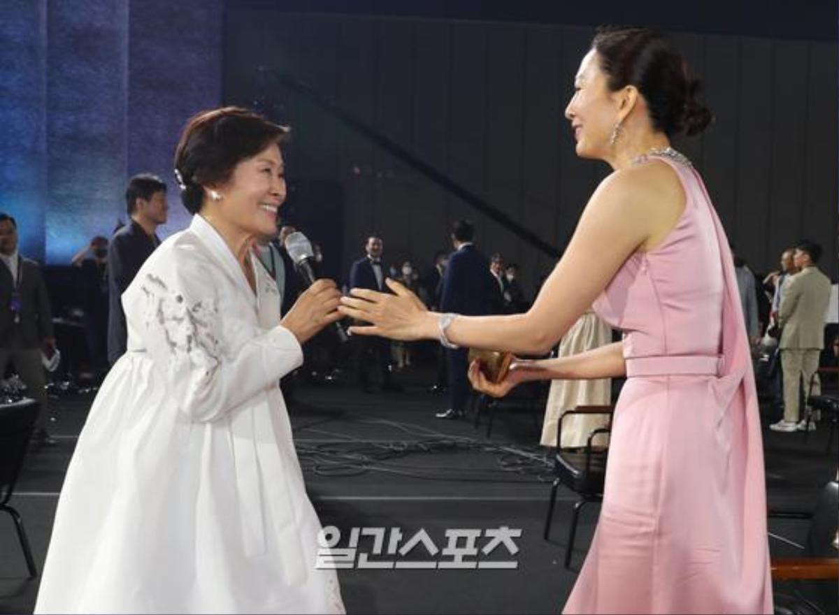 Trọn khoảnh khắc tại 'Baeksang 2020': Son Ye Jin 'bơ đẹp' Jung Hae In, ngọt ngào nhìn lén Hyun Bin Ảnh 51