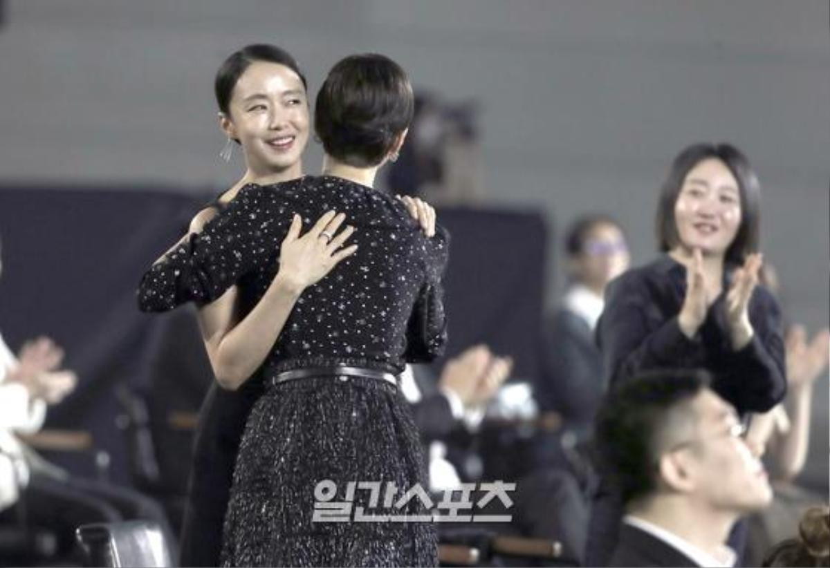 Trọn khoảnh khắc tại 'Baeksang 2020': Son Ye Jin 'bơ đẹp' Jung Hae In, ngọt ngào nhìn lén Hyun Bin Ảnh 28