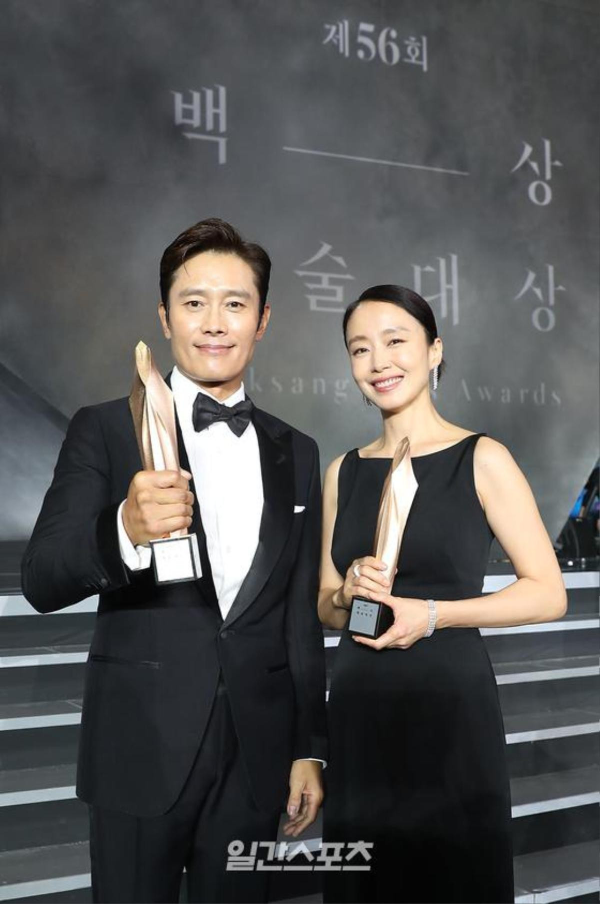 Trọn khoảnh khắc tại 'Baeksang 2020': Son Ye Jin 'bơ đẹp' Jung Hae In, ngọt ngào nhìn lén Hyun Bin Ảnh 58