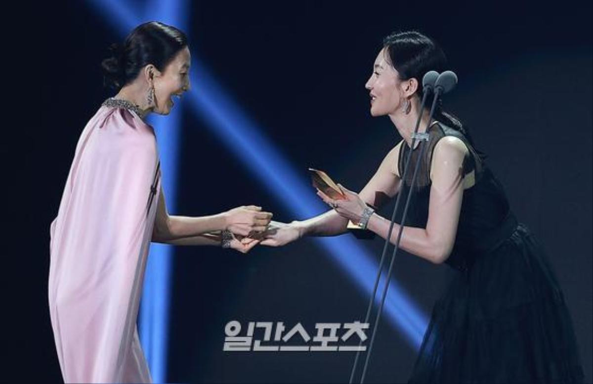 Trọn khoảnh khắc tại 'Baeksang 2020': Son Ye Jin 'bơ đẹp' Jung Hae In, ngọt ngào nhìn lén Hyun Bin Ảnh 52