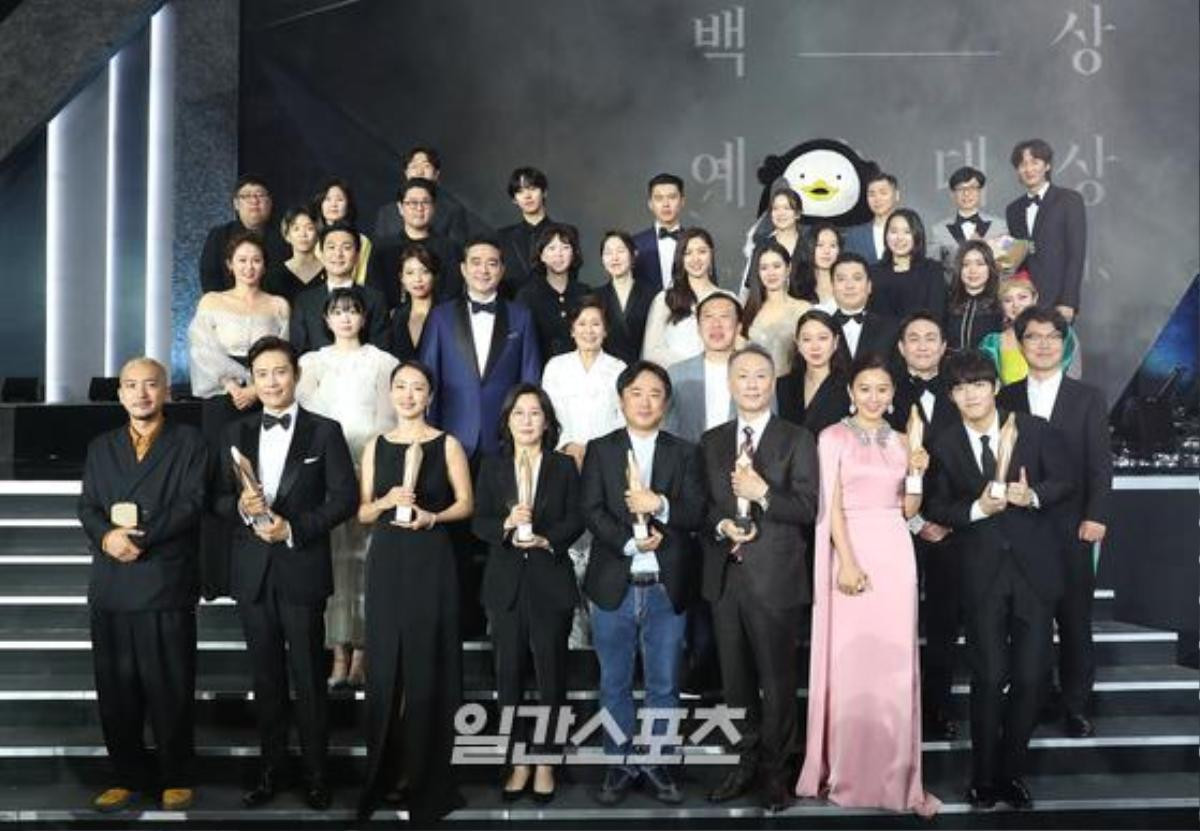 Trọn khoảnh khắc tại 'Baeksang 2020': Son Ye Jin 'bơ đẹp' Jung Hae In, ngọt ngào nhìn lén Hyun Bin Ảnh 55