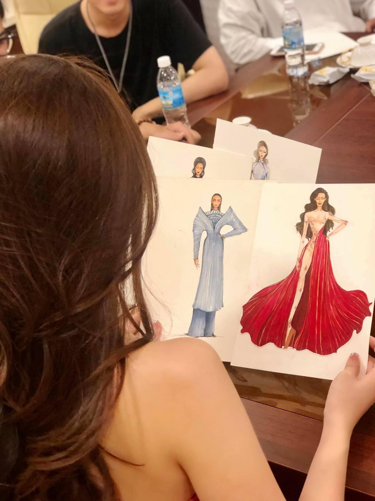 Fan tranh cãi rôm rả vì Khánh Vân muốn biến áo dài thành váy dạ hội thi Miss Universe 2020 Ảnh 2