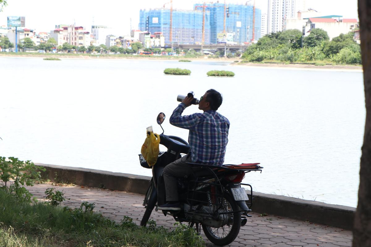 Người Hà Nội mang cơm ra hồ ăn, mắc võng dưới gốc cây ngủ tránh nóng hơn 40 độ C Ảnh 7