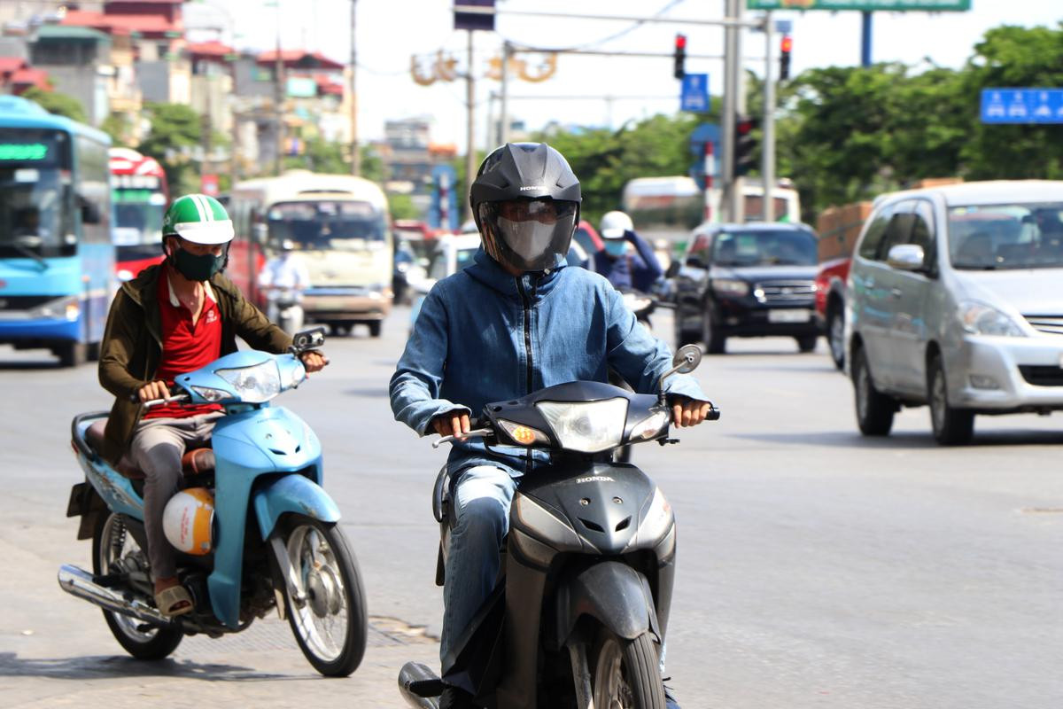 Người Hà Nội mang cơm ra hồ ăn, mắc võng dưới gốc cây ngủ tránh nóng hơn 40 độ C Ảnh 1