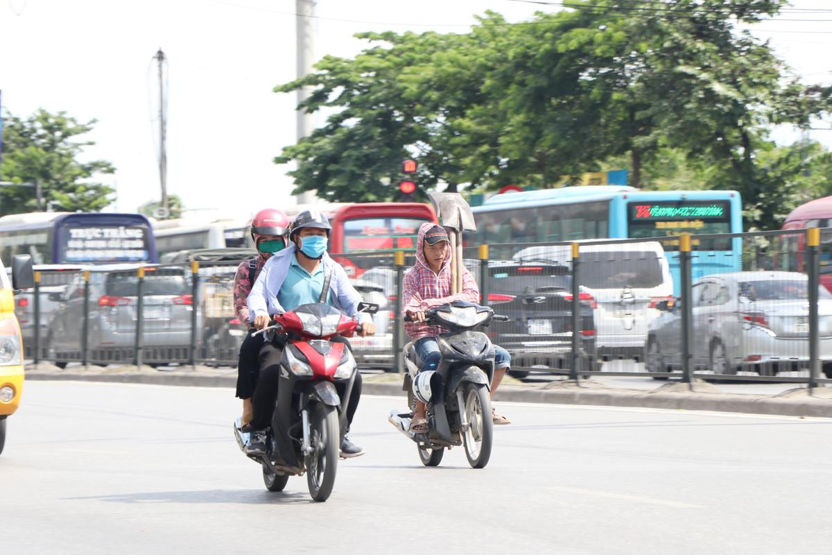 Người Hà Nội mang cơm ra hồ ăn, mắc võng dưới gốc cây ngủ tránh nóng hơn 40 độ C Ảnh 2