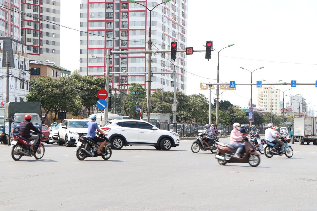 Người Hà Nội mang cơm ra hồ ăn, mắc võng dưới gốc cây ngủ tránh nóng hơn 40 độ C Ảnh 5