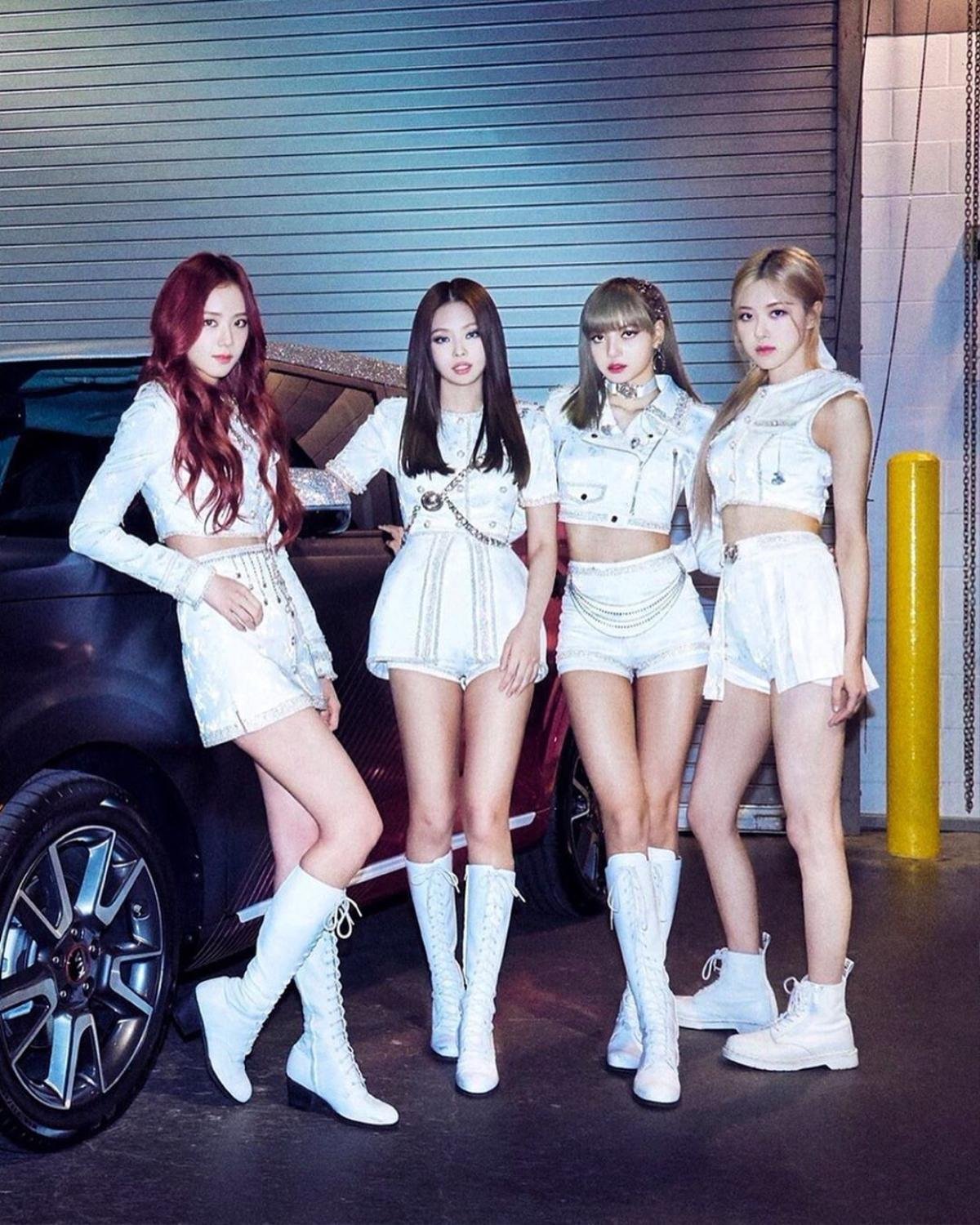 Fan BLACKPINK tiếp tục đặt xe đèn LED trước tòa nhà YG yêu cầu cho Rosé hát nhạc phim Ảnh 1