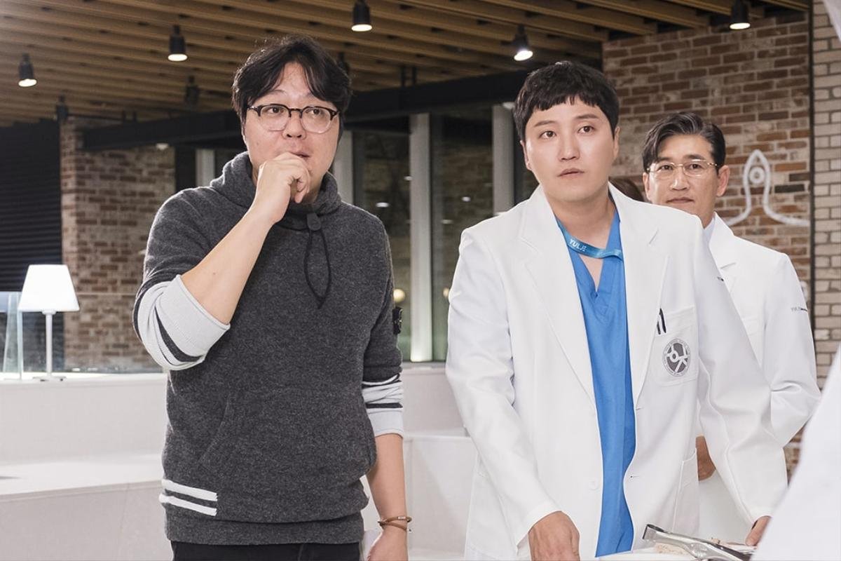 Đạo diễn Hospital Playlist - Shin Won Ho dành những lời có cánh cho dàn cast xịn và hứa mùa hai sẽ cho Jo Jung Suk và Joen Mi Do yêu nhau Ảnh 5