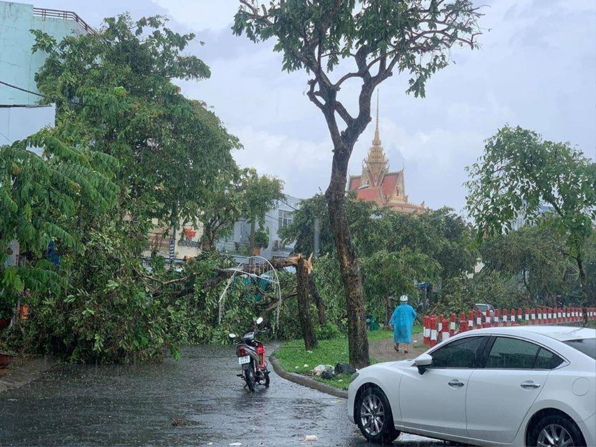 Clip: Giông lốc mưa lớn ở Cần Thơ khiến hàng loạt phương tiện bất động giữa đường Ảnh 2