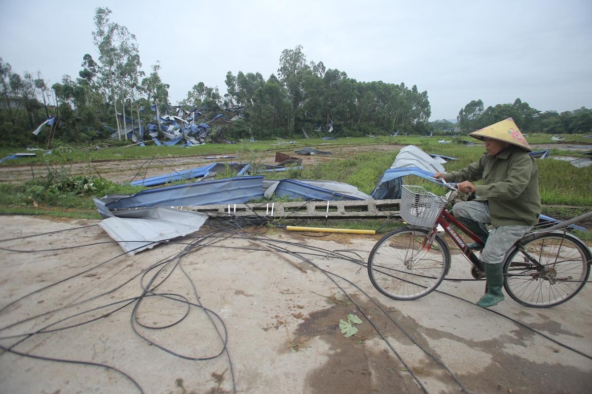 Hiện trường tan hoang sau vụ lốc xoáy kinh hoàng ở Vĩnh Phúc khiến 3 người tử vong, 18 người bị thương Ảnh 12