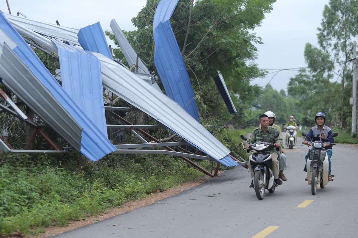 Hiện trường tan hoang sau vụ lốc xoáy kinh hoàng ở Vĩnh Phúc khiến 3 người tử vong, 18 người bị thương Ảnh 10