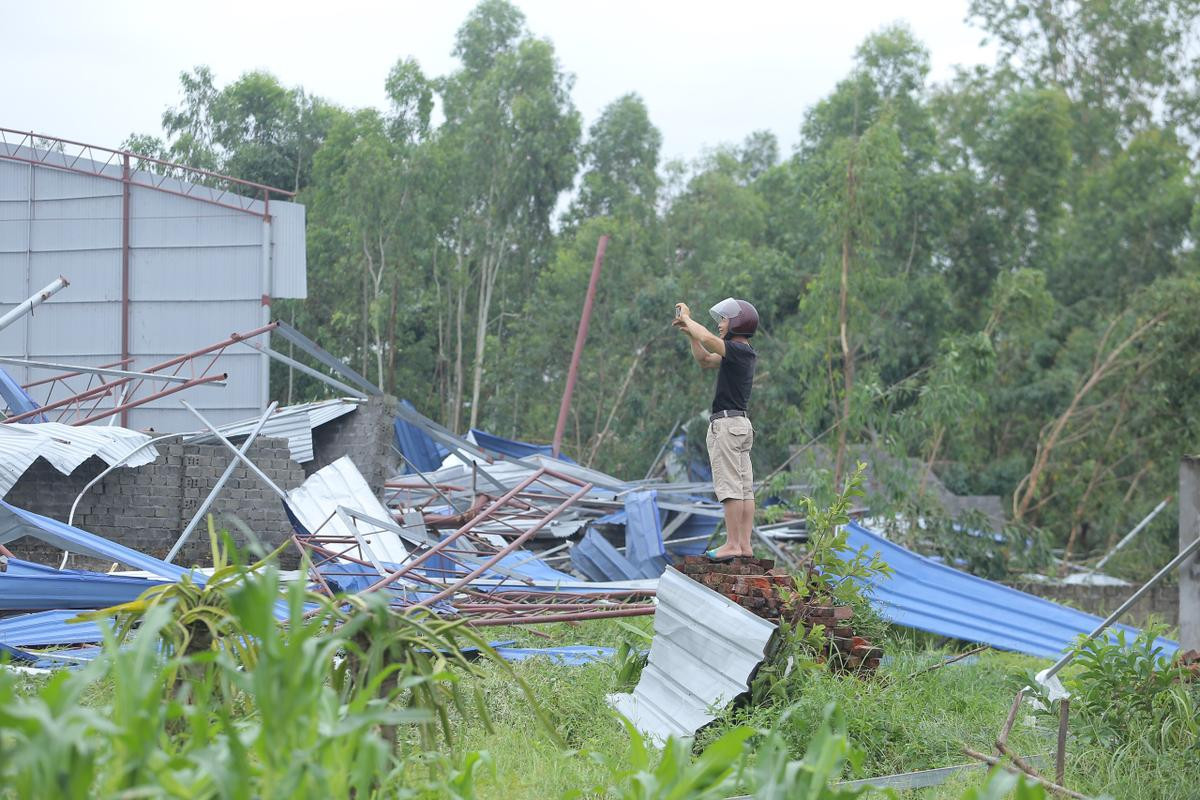 Người sống sót sau lốc xoáy kinh hoàng hơn 20 người thương vong ở Vĩnh Phúc: ‘Tôi chỉ kịp chui xuống đống lá để cứu lấy mình’ Ảnh 2