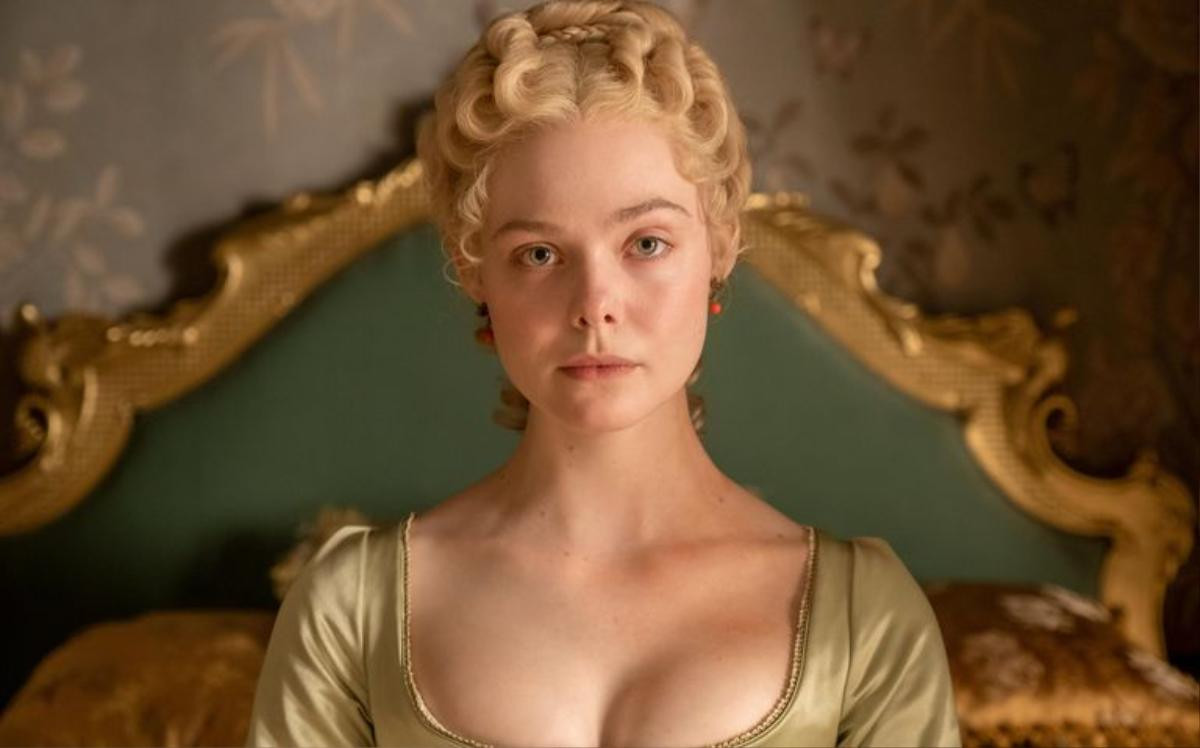 Fan mê mệt lớp make up trong veo của Elle Fanning trong vai Catherine the Great Ảnh 2