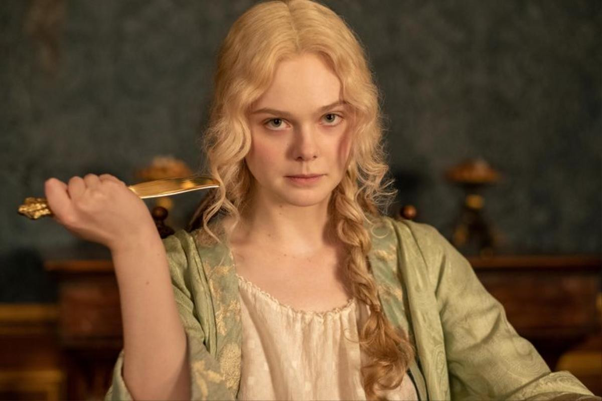 Fan mê mệt lớp make up trong veo của Elle Fanning trong vai Catherine the Great Ảnh 4