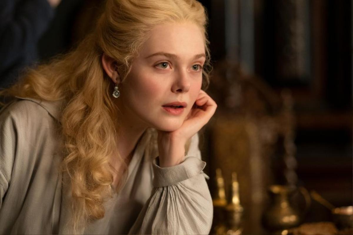 Fan mê mệt lớp make up trong veo của Elle Fanning trong vai Catherine the Great Ảnh 1