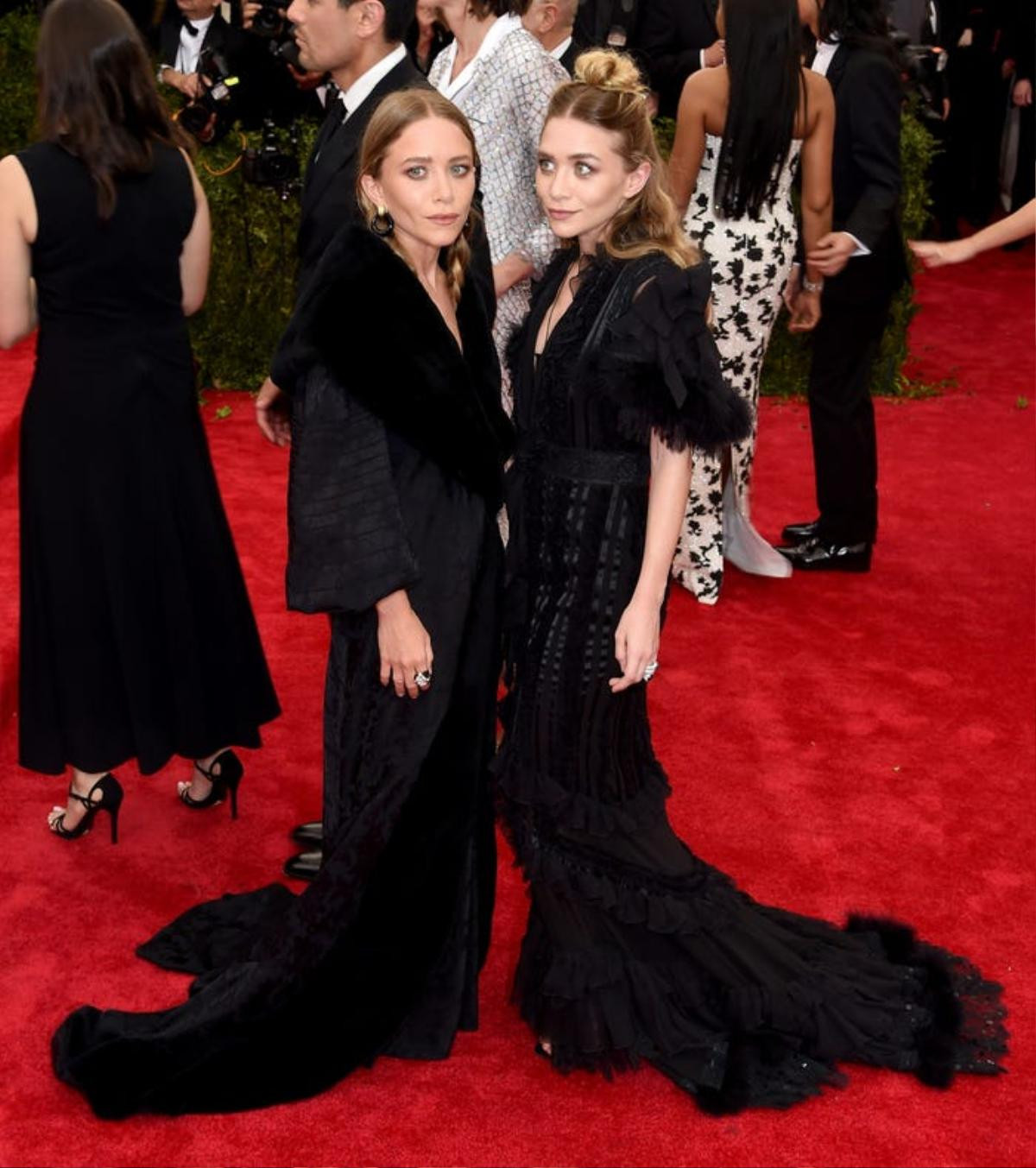 15 khoảnh khắc thời trang mang tính biểu tượng nhất của Mary-Kate và Ashley Olsen Ảnh 10