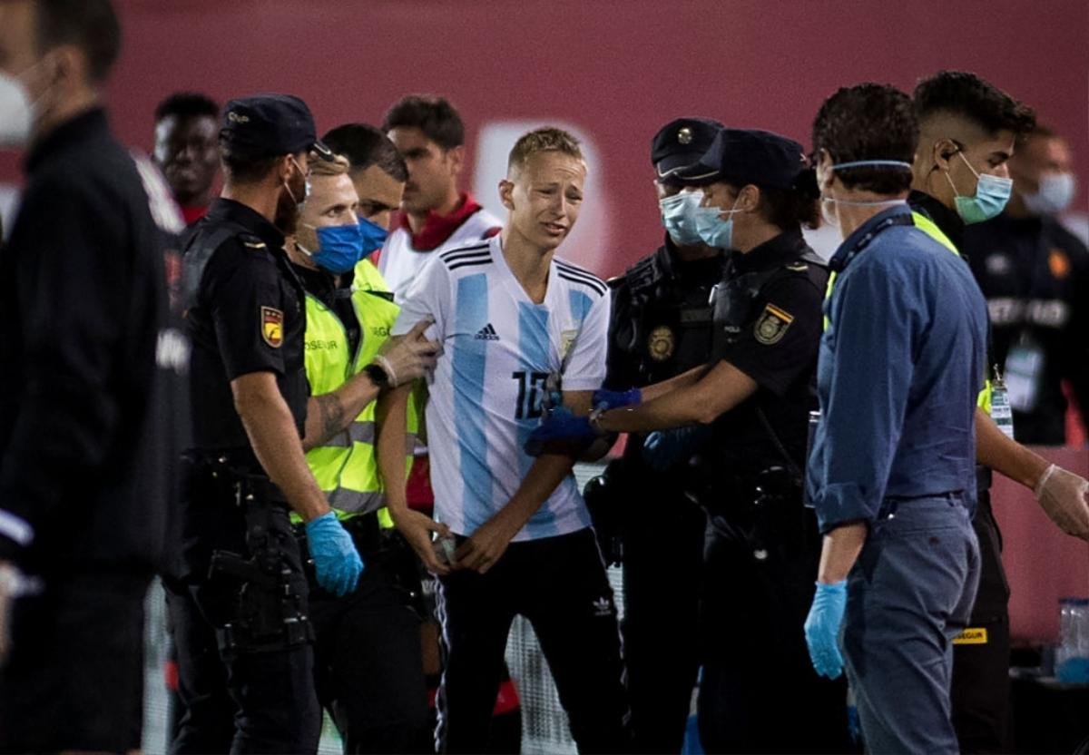 Messi tỏa sáng giúp Barca thắng đậm, fan cuồng đột nhập vào sân Ảnh 4