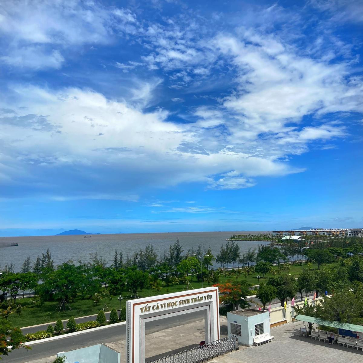 Hội học sinh đua nhau khoe view trường xịn xò: Vừa đi học vừa tha hồ check -in 'sống ảo' Ảnh 1