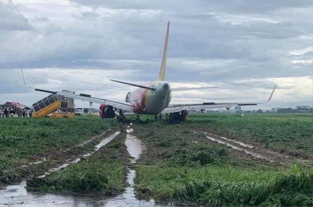 Tạm giữ bằng lái hai phi công sau sự cố máy bay Vietjet hạ cánh trượt khỏi đường băng Ảnh 1