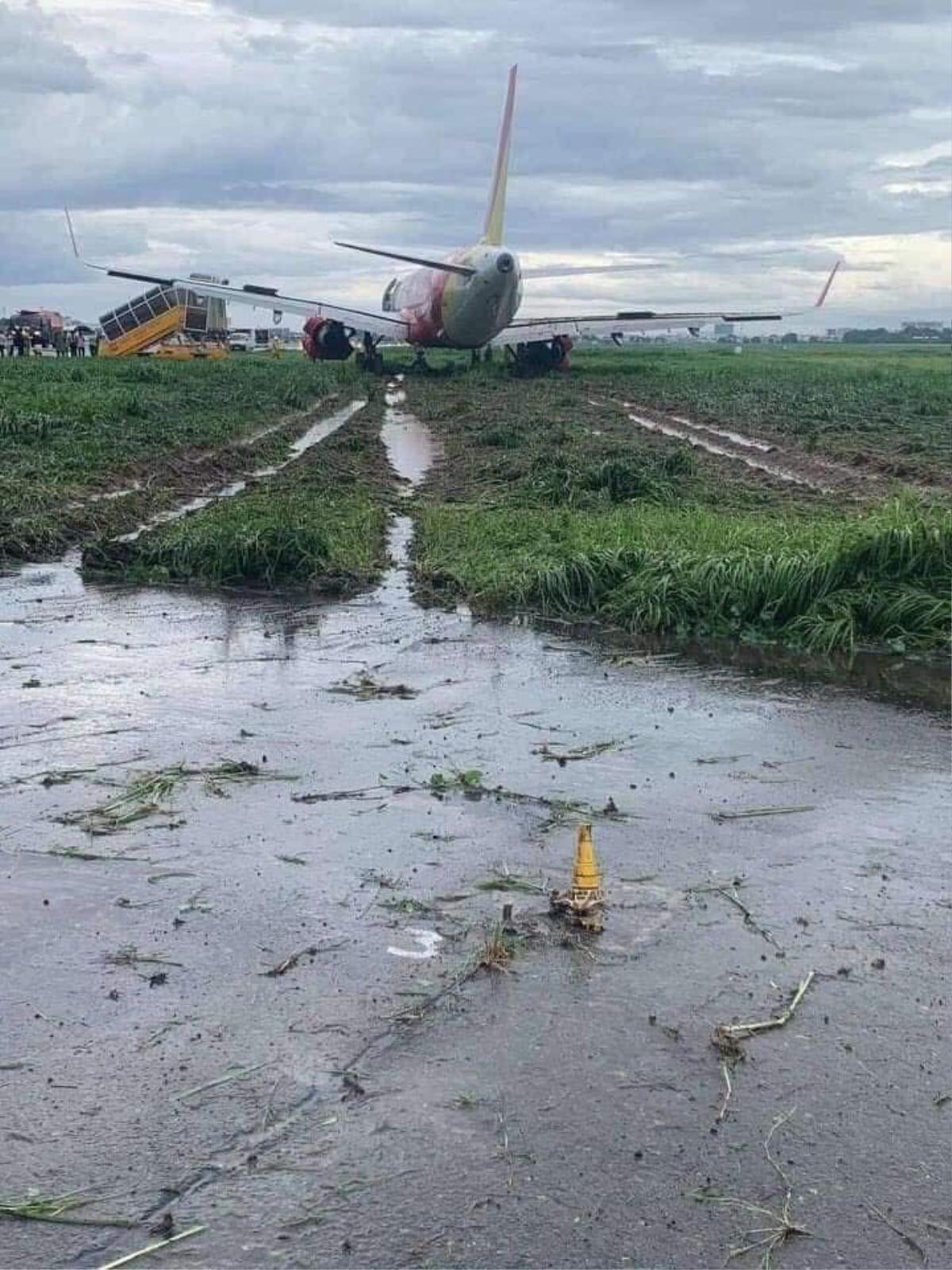 Đã kéo được tàu bay Vietjet trượt khỏi đường băng Tân Sơn Nhất về sân đỗ Ảnh 2