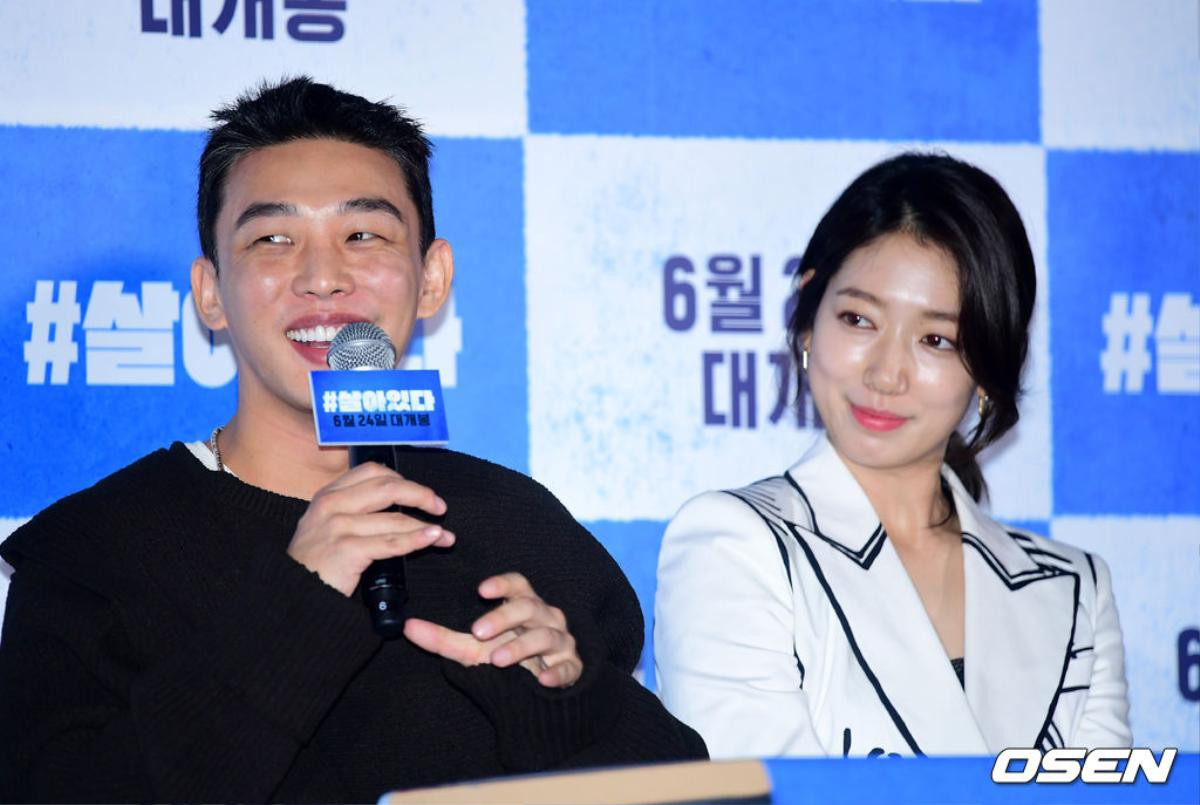 Họp báo '#ALIVE': Park Shin Hye bỗng đứng tuổi, nắm chặt tay Yoo Ah In như 'mẹ và con trai' Ảnh 1