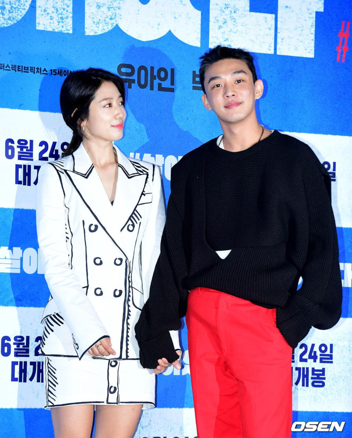 Họp báo '#ALIVE': Park Shin Hye bỗng đứng tuổi, nắm chặt tay Yoo Ah In như 'mẹ và con trai' Ảnh 8