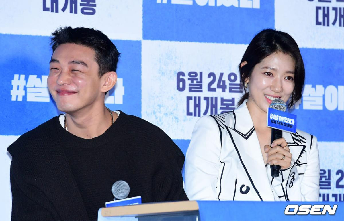 Họp báo '#ALIVE': Park Shin Hye bỗng đứng tuổi, nắm chặt tay Yoo Ah In như 'mẹ và con trai' Ảnh 2