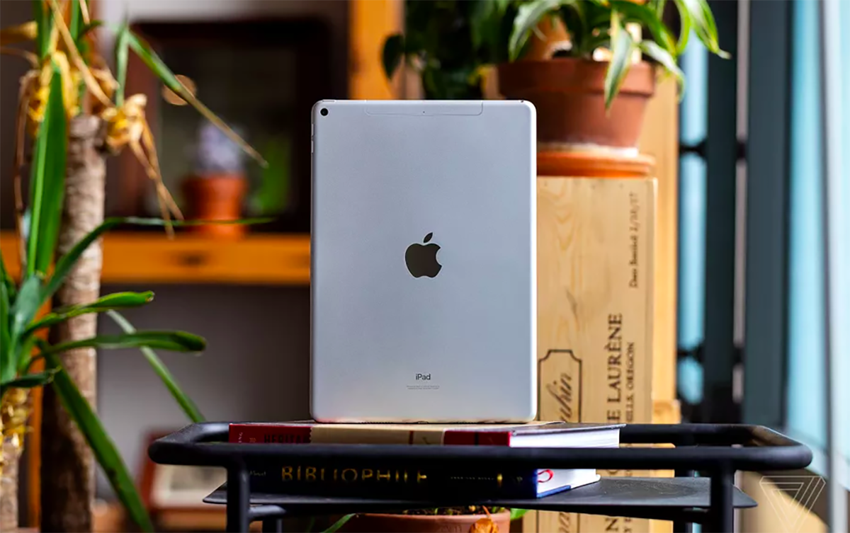 Apple tặng khách hàng AirPods miễn phí khi mua iPad Air hoặc MacBook Air Ảnh 1