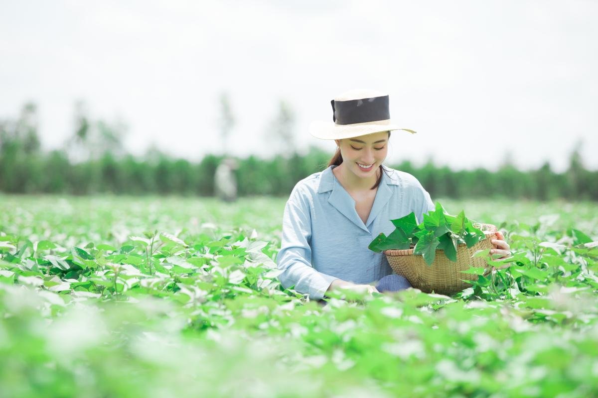 Lương Thùy Linh thả dáng đầy thơ mộng, khoe trọn nhan sắc 'tình đầu quốc dân' ngọt ngào Ảnh 16