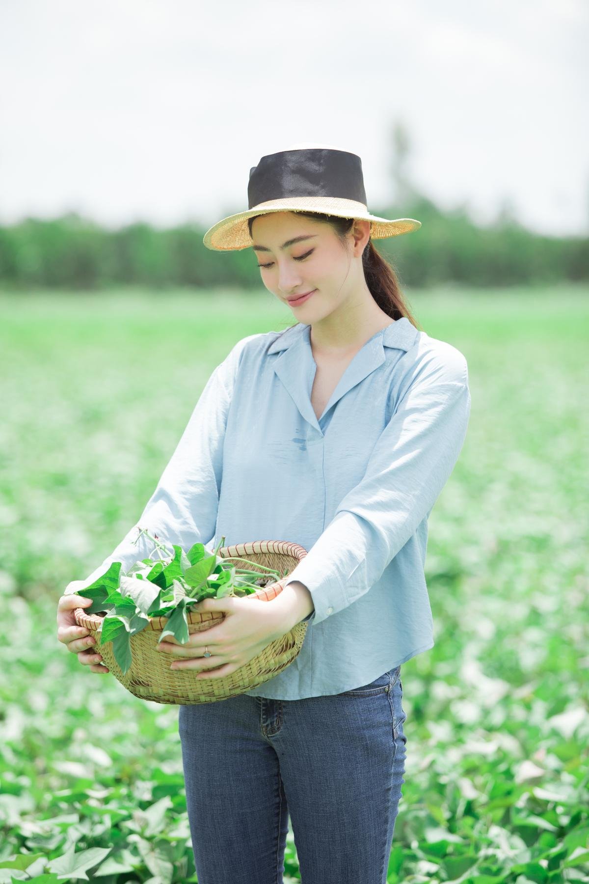 Lương Thùy Linh thả dáng đầy thơ mộng, khoe trọn nhan sắc 'tình đầu quốc dân' ngọt ngào Ảnh 19