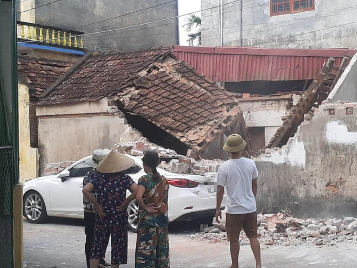 Đậu xe sát bờ tường một ngôi nhà, tài xế ô tô chẳng thể ngờ tai nạn hy hữu ập đến Ảnh 1