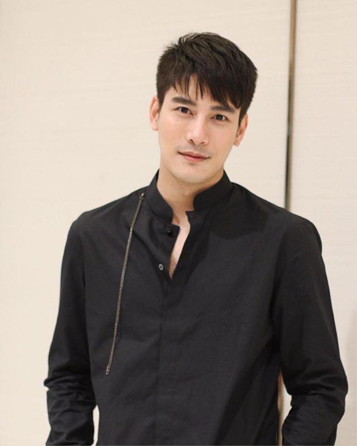 Boy Pakorn sẽ thay thế Ken Phupoom trở thành nam chính trong series phim nhiều phần 'Gián điệp son môi' Ảnh 2