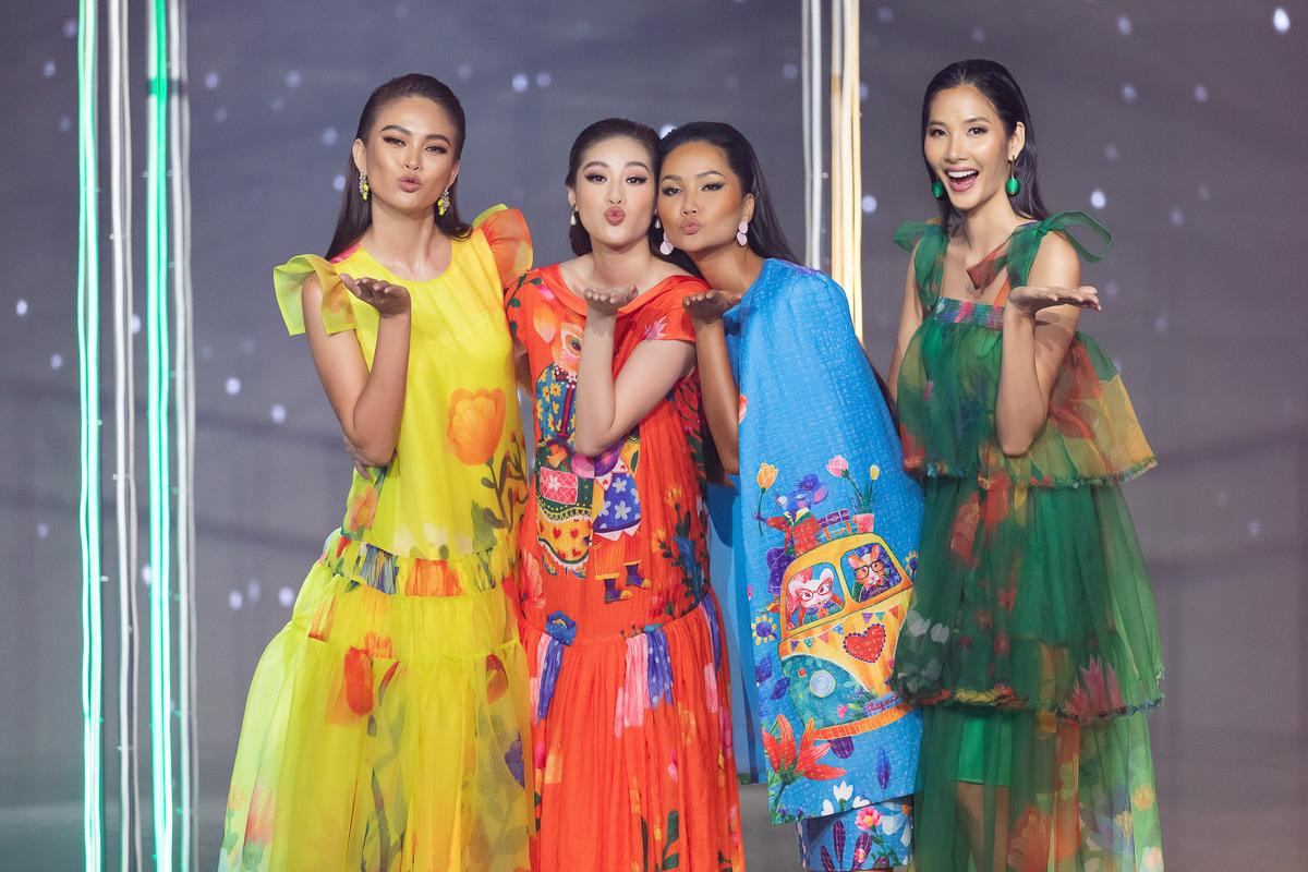 H'Hen Niê tái ngộ Hoàng Thùy - Mâu Thủy, Khánh Vân 'bung trình catwalk' sau nửa năm đăng quang Ảnh 4