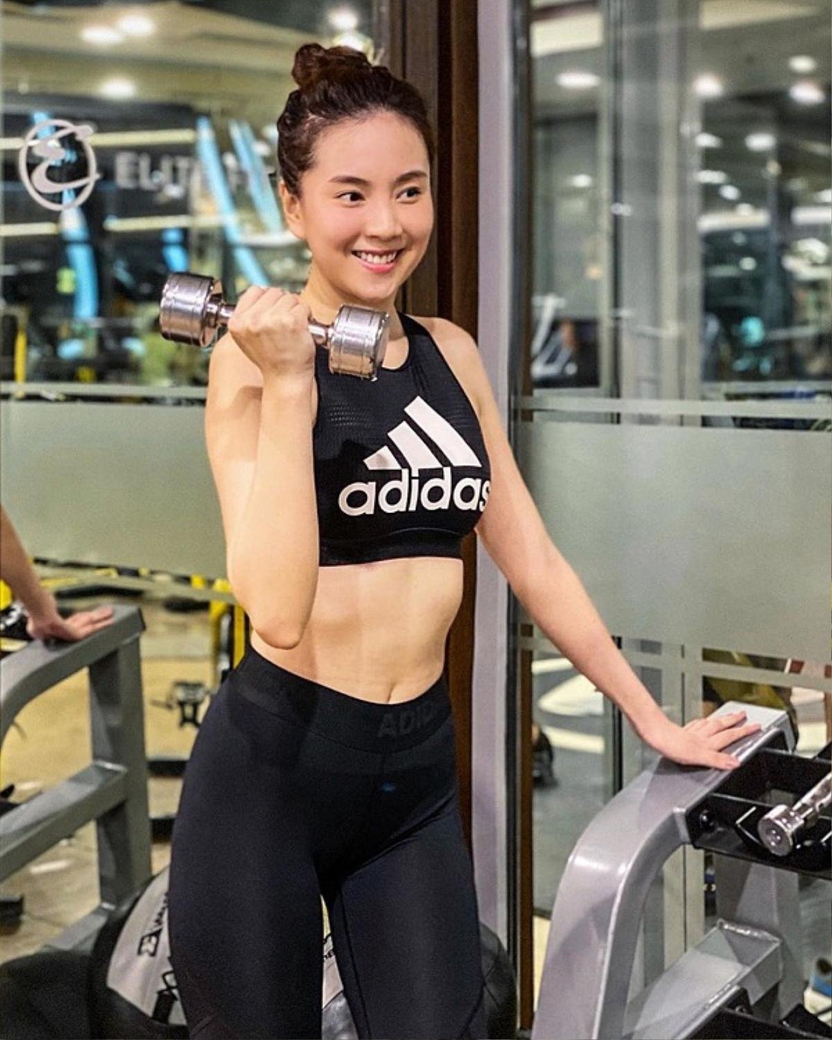 Cô thường xuyên tâp gym, giữ dáng để thân hình luôn đẹp và khỏe