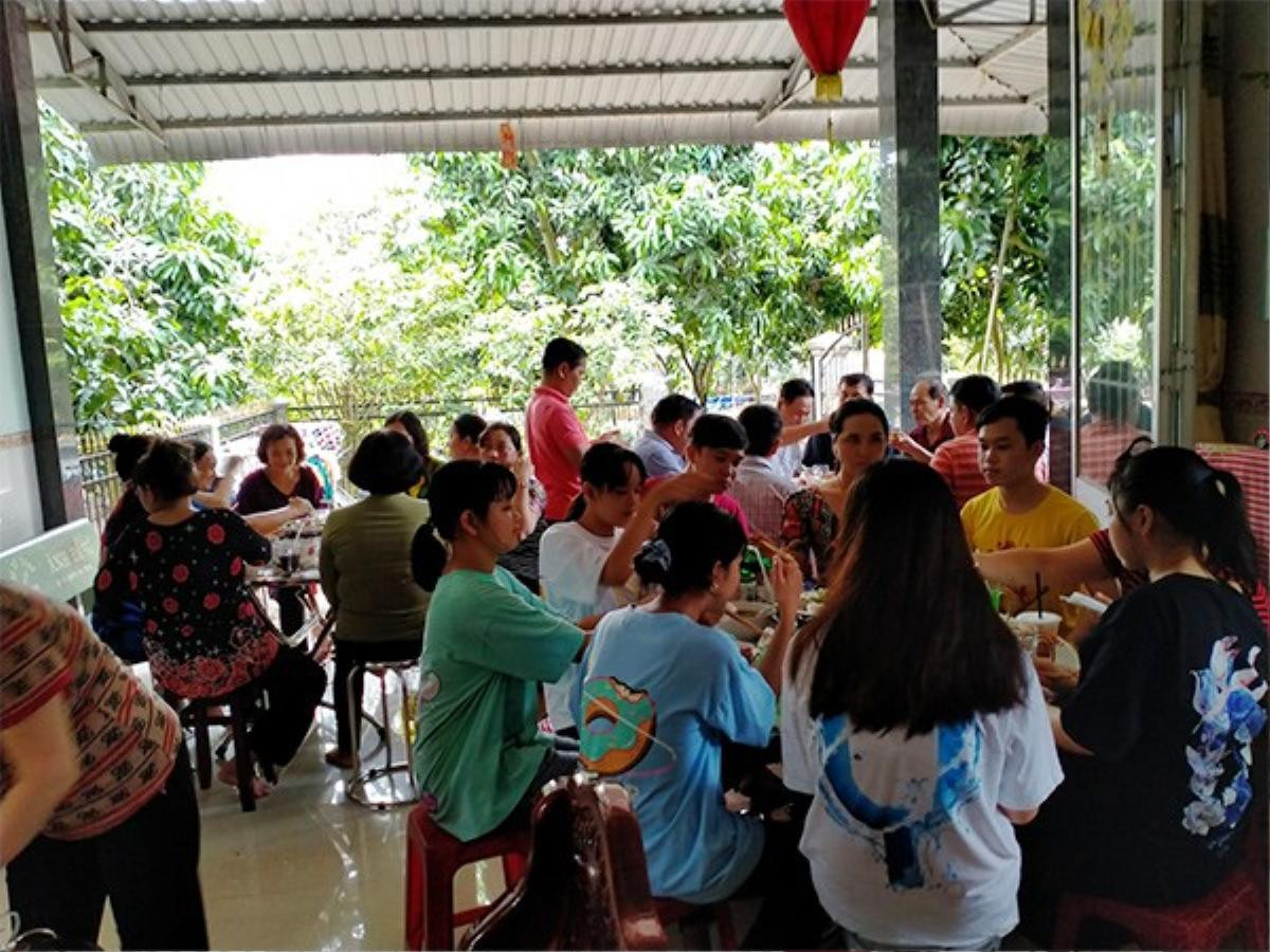 'Người đàn ông chuyển giới mang thai đầu tiên ở Việt Nam' rạng rỡ sau 1 tháng 'lâm bồn', tiết lộ loạt ảnh trong tiệc đầy tháng con gái Ảnh 3