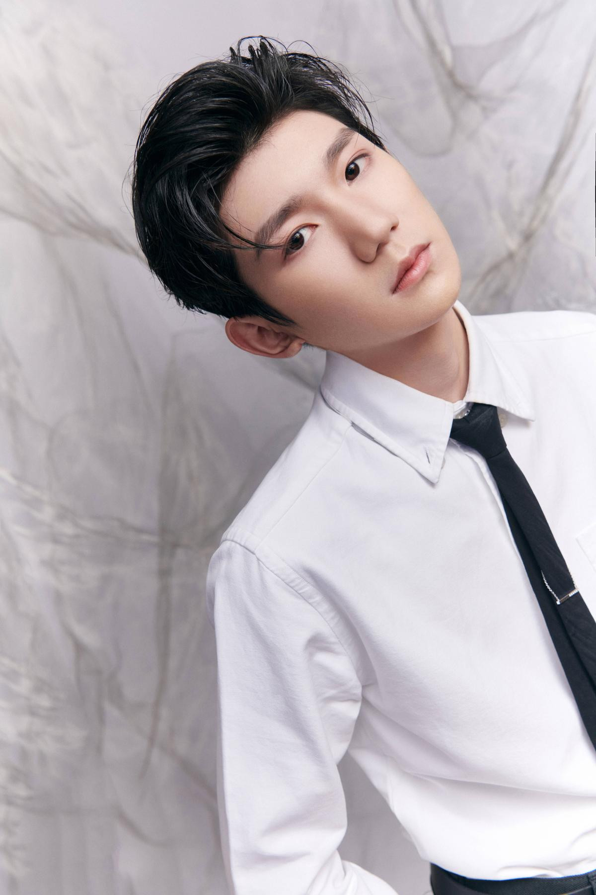 Vương Nguyên (TFBOYS) hóa nam thần vạn người mê, bùng cháy sân khấu với bản tình ca ngọt ngào Ảnh 11