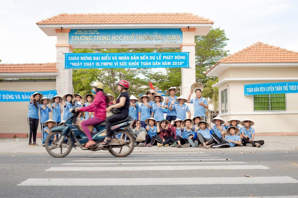 Những bức ảnh kỷ yếu bất ngờ trở nên đặc biệt bởi những nhân vật 'không mời mà đến' Ảnh 3