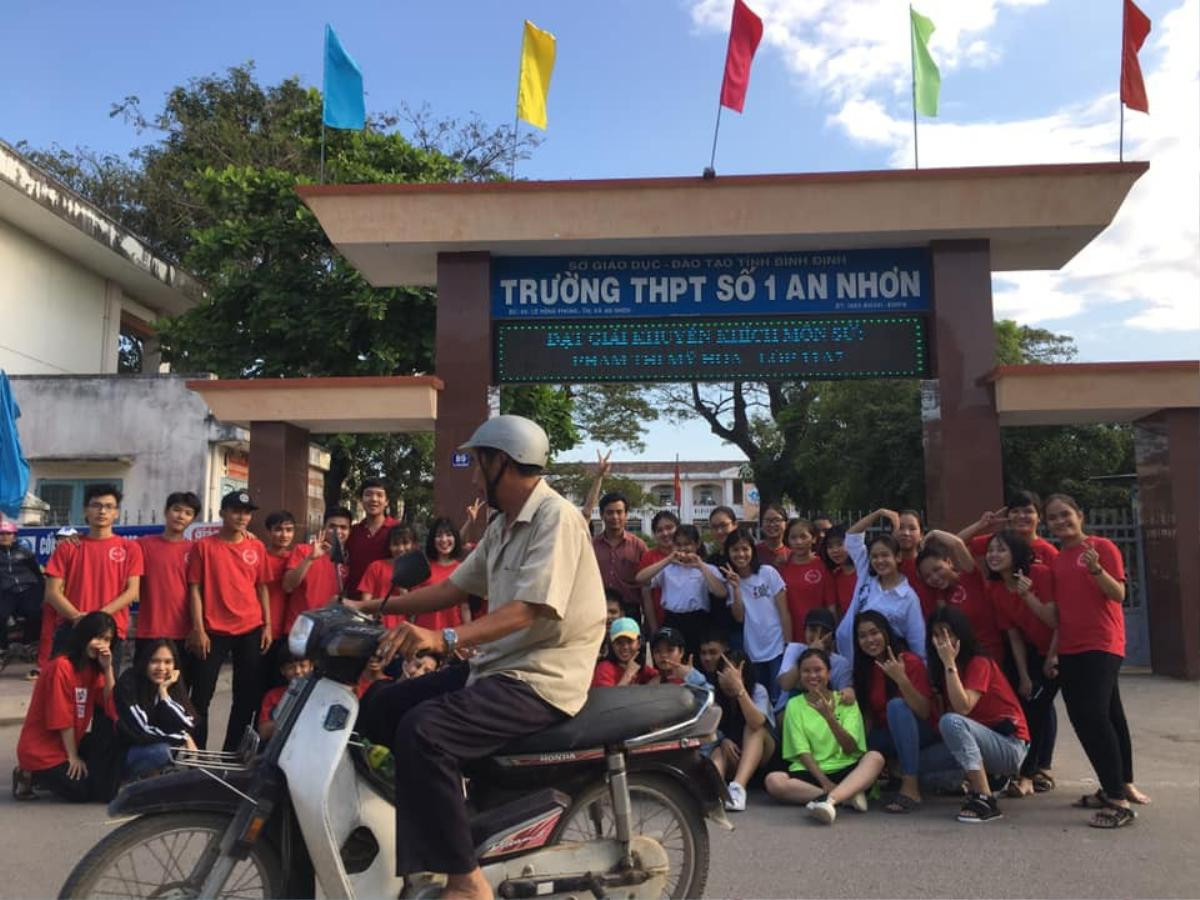 Những bức ảnh kỷ yếu bất ngờ trở nên đặc biệt bởi những nhân vật 'không mời mà đến' Ảnh 4